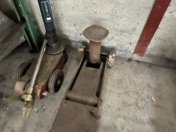 LOT med 2 Stk. Donkrafte /  LOT of 2 Jacks