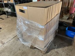 Palle med transparente 70 liters plastsække.