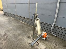 Flytbar lampe og Stihl håndholdt løvblæser.
