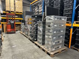 6 paller med flightcases i træ/alu / 6 pallets with flight cases in wood/alu. (A0026999)
