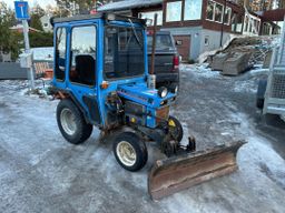 Iseki 2140 4WD med plog och sandutrustning