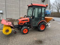  Kubota traktor model Kioti CK22 HST, 4WD med kost og saltspreder.