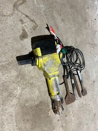 Bosch el-hammer 230 volt med tilhørende mejsler.