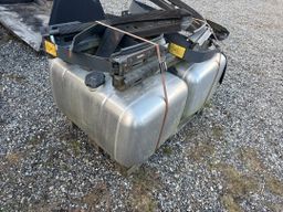 2 ubrugte Dieseltanke Mercedes / 2 unused Mercedes diesel tanks