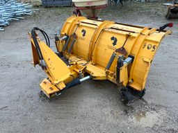 FM traktorsneplov med hydraulisk sving og støttehjul.