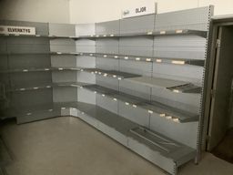 Stort parti Butiksinredning med hyllor, krokar, belysning ca 70 meter/Shop interior  