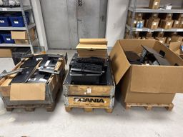 Elektronik udstyr, Monitors, Kabinetter, Tastatur og Mus /Electronic equipment, monitors, cabinets, keyboards, and mice./ A0025186,A0025189 og A0025190