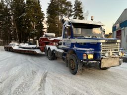 A-traktor Scania T 142 H6X2 med maskintrailer
